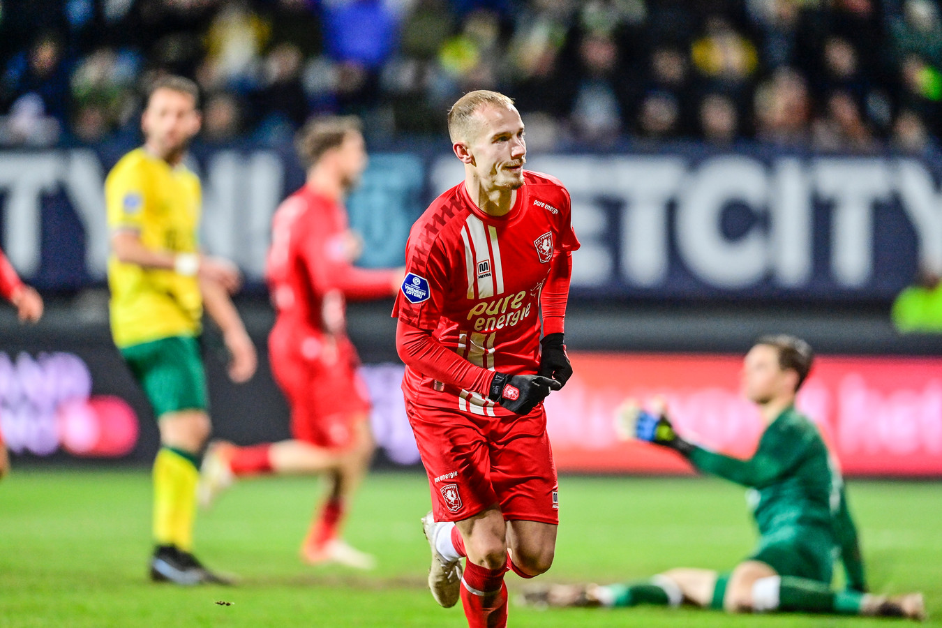 FC Twente boekt na ‘tien doldwaze minuten’ eindelijk uitzege in ...