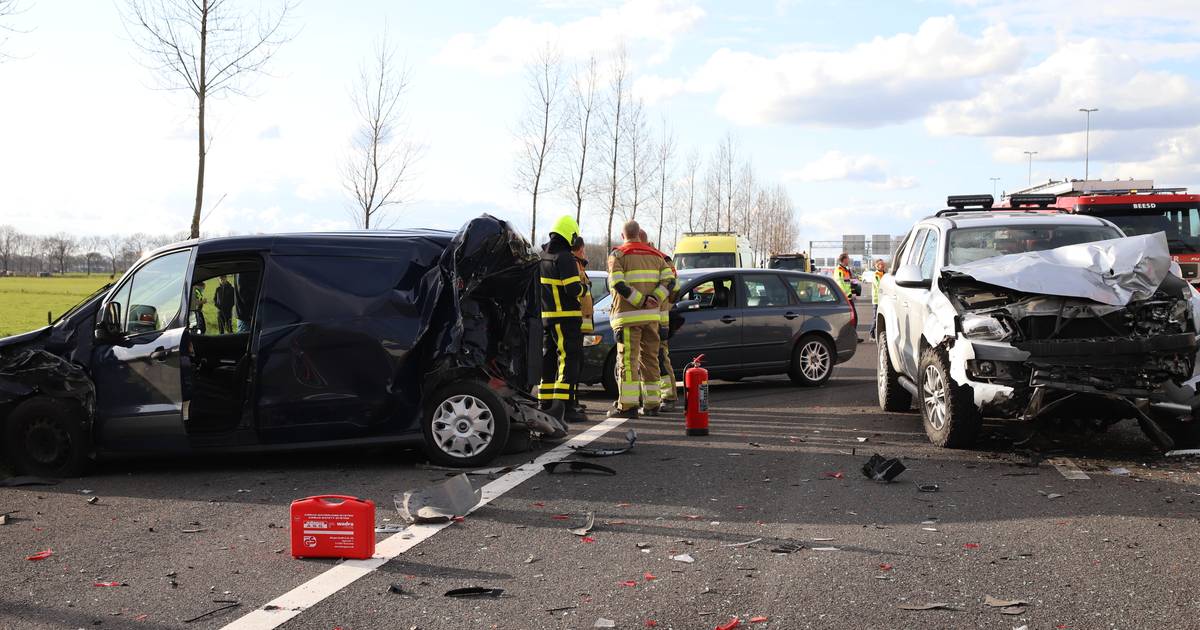 Ravage op A2 bij Enspijk: rijstroken dicht na ongeluk met gewonde.