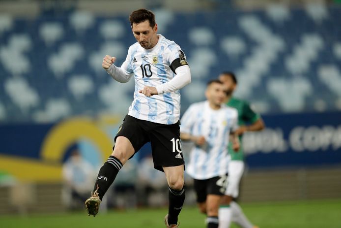 Lionel Messi viert zijn eerste doelpunt tegen Bolivia.