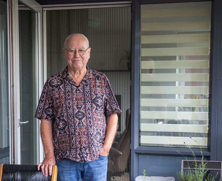 Anders Pieterse op zijn balkon. 'Helaas krijgen we steeds meer te maken vaccinatiedwang.' Beeld Werry Crone