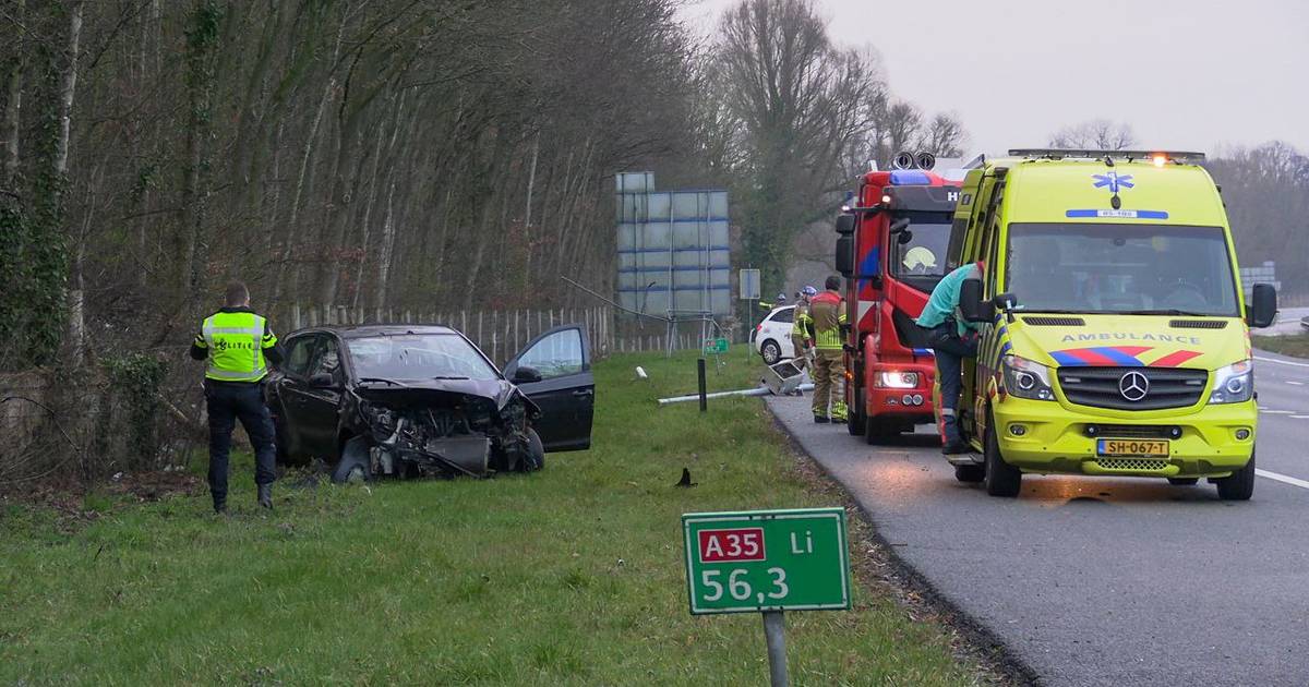 Ravage na zwaar ongeval op A35 bij Hengelo, auto valt bijna meters naar beneden.
