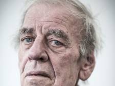 Belangrijke schrijver, ooit journalist in Nijmegen: stad eert Jeroen Brouwers met een citaat op de gevel