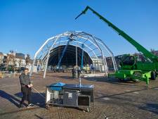 Knoerissen pakken uit met knots van een nieuwe tent op de Markt in Uden 
