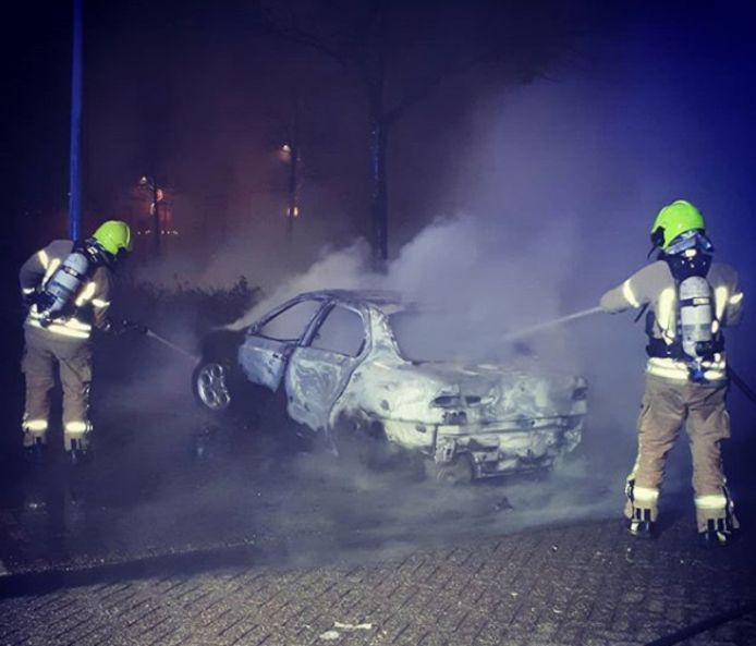 De auto aan het Kerkepad in Middelharnis brandde volledig uit.