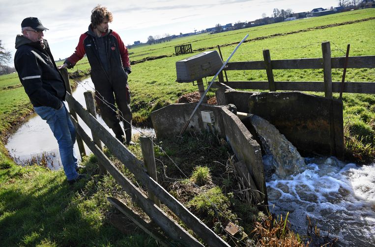 Kaasboer Tim van Zuylen (rechts) en collega Paul Oudijk bij een onderbemalingspomp.  Beeld Marcel van den Bergh / de Volkskrant