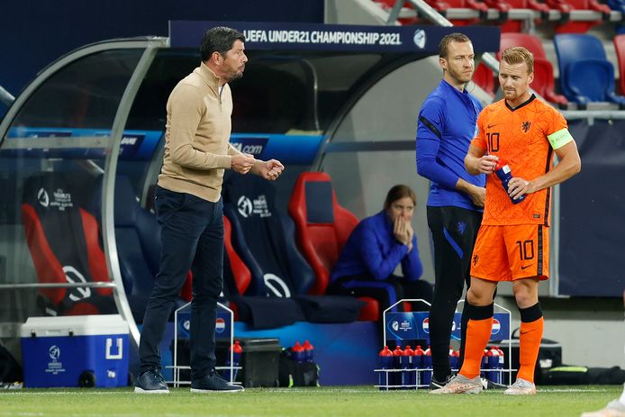 Jong Oranje-coach Erwin van de Looi en Dani de Wit tijdens het EK in Hongarije anderhalf jaar geleden.