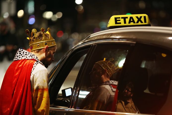 Klant zoekt taxi in Breda tijdens carnaval in 2019.