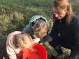 Vrijwilligers voor de paddenoverzet in Weelde