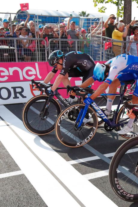 Drie op een rij in Giro d’Italia: Alberto Dainese pakt na millimetersprint de ritwinst