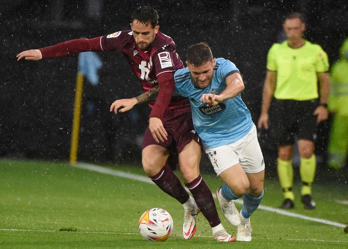 Januzaj (link) in un duello con Javi Galan.