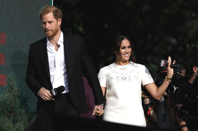 Hoewel prins Harry (37) en zijn vrouw Meghan (40) niet aanwezig waren bij de uitreiking van de Primetime Emmy Awards, was het koppel dankzij Cedric The Entertainer toch een beetje bij de awardshow.