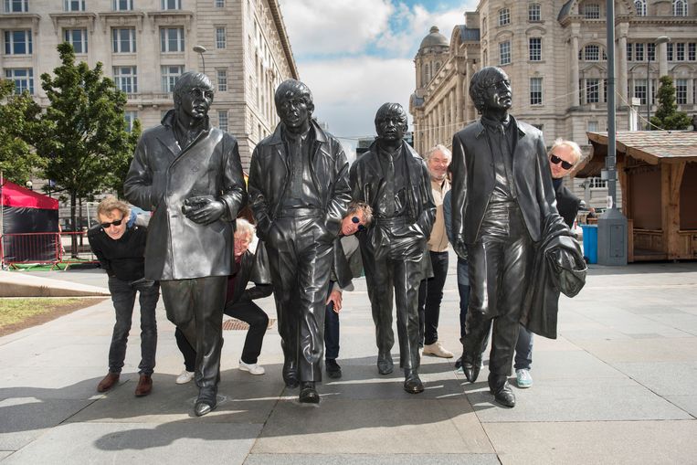De vier bronzen beelden van Paul McCartney, George Harrison, Ringo Starr en John Lennon aan de Pier Head in Liverpool met daar achter (van links naar rechts): Jan van der Meij, Fred Gehring, Jac Bico, Bart van Poppel, Felix Maginn en Diederik Nomden. Beeld Els Zweerink