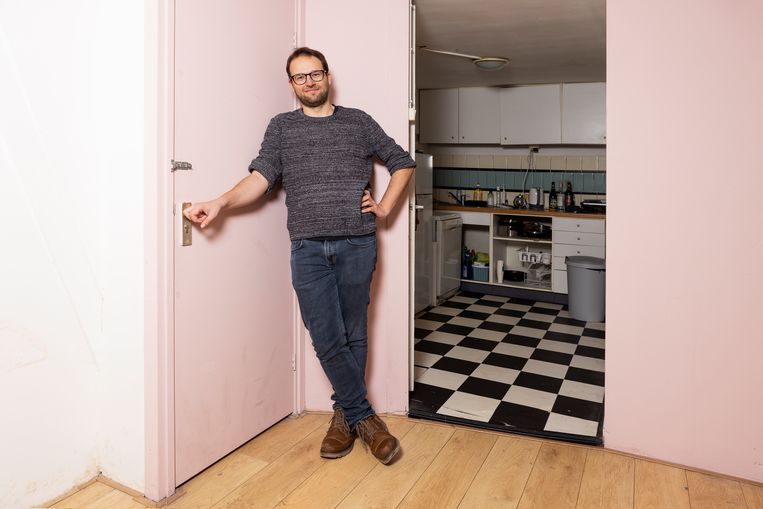 Michael Dijkstra woont in het onderste deel van een oude dijkwoning. Beeld Martijn Gijsbertsen