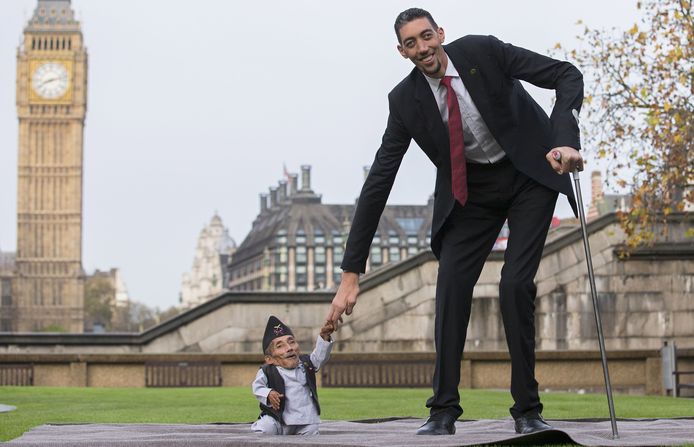 Chandra Bahadur Dangi next to the Turk Sultan Kosen, with his 2.51 meters the tallest man in the world.