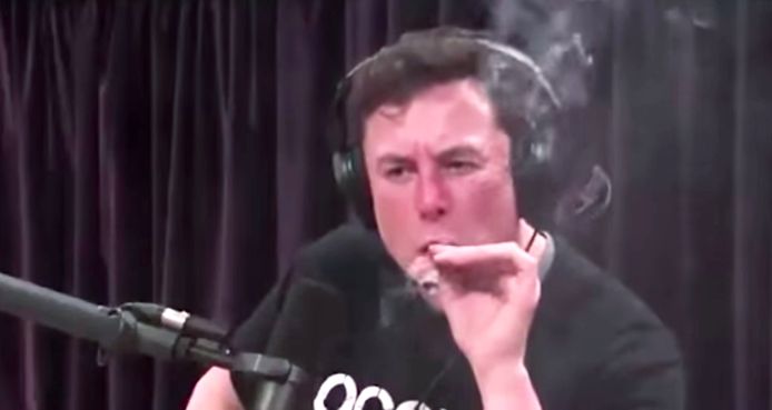 Vorige maand baarde Elon Musk opzien door in een liveshow op internet een joint te roken.