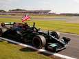 Hamilton na botsing met Verstappen én straf toch wéér de winnaar op Silverstone