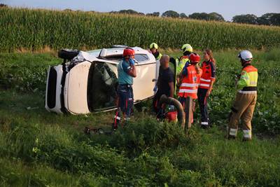 Auto belandt in weiland na harde botsing tegen boom, slachtoffer moet bevrijd worden