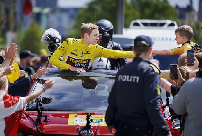 epa10769352 Danish rider Jonas Vingegaard of team Jumbo-Visma, winner of the 110th edition of the Tour de France, is celebrated by fans in Copenhagen, Denmark, 26 July 2023. Vingegaard won the Tour de France 2023 on 24 July, and will be honored at the Copenhagen City Hall for his second Tour win.  EPA/Liselotte Sabroe  DENMARK OUT