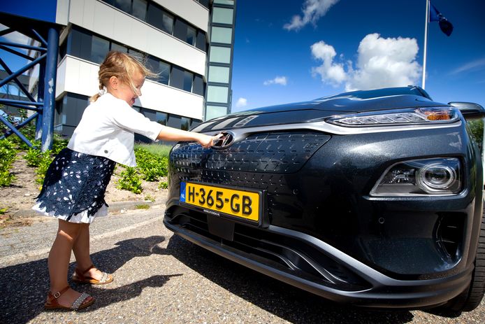 Dochtertje Isabelle op zoek naar de laadopening van de Hyundai Kona Electric