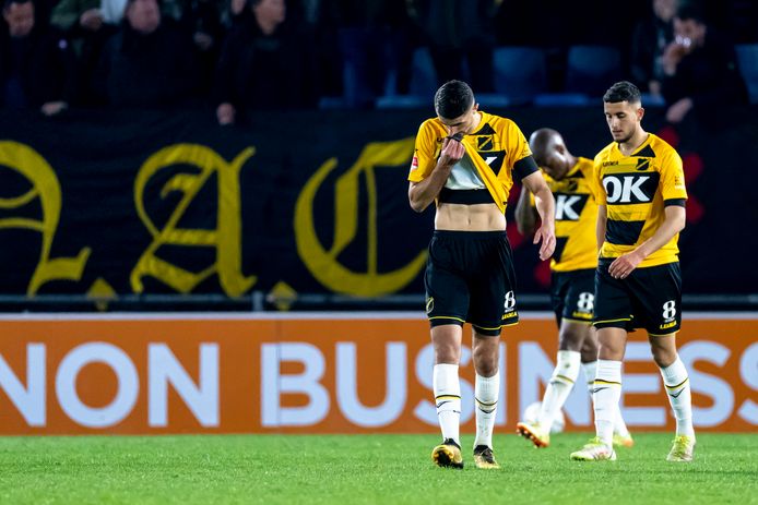 Welat Cagro en Sabir Agougil balen na de 1-2 van FC Dordrecht.
