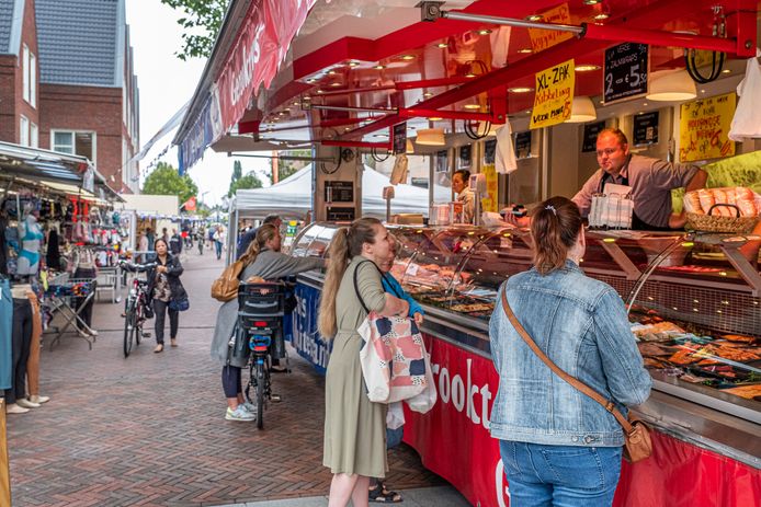 De markt van Cuijk (elke woensdag) staat sinds dit voorjaar tijdelijk op de Zwaanstraat.