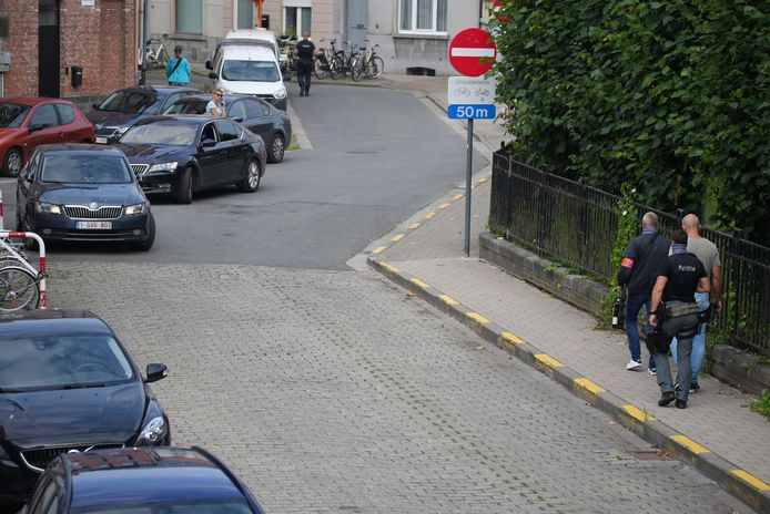 Des dizaines de policiers accompagnés de chiens sillonnent le périmètre de la Nieuwewandeling, où se situe la prison.