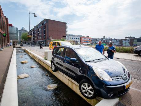 Auto bijna in het water in Apeldoorn: ‘Hoe krijg je het voor el­kaar?’