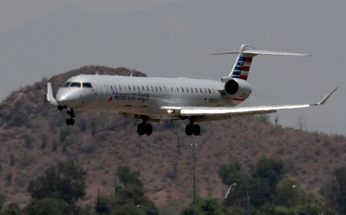 Een vliegtuig zet de landing op de luchthaven van Phoenix.