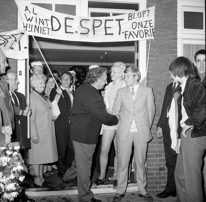 Jan ‘De Spet’ Spetgens (rechts in deuropening) met supporters.