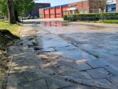 De Klaproosstraat in Varsseveld staat blank vanwege een leidingbreuk; problemen vanmiddag opgelost 