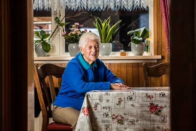 Sinds het bombardement op haar dorp Glane is Annie blind: ‘Het licht ging uit, helaas voor altijd’
