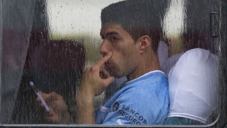 Luis Suárez arriveert met de nationale ploeg van Uruguay in Brazilië. Beeld ap
