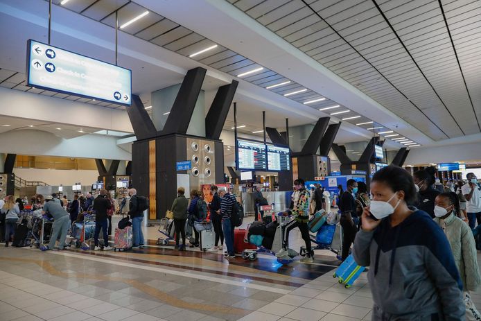 De luchthaven in Johannesburg. Verschillende landen weren reizigers uit Zuid-Afrika om de verspreiding van de nieuwe coronavariant Omikron te stoppen.