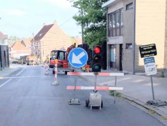 Sint-Denijs heeft deze week zowaar een...verkeerslicht: “Maar inwoners kennen het concept wel van elders, hoor” 