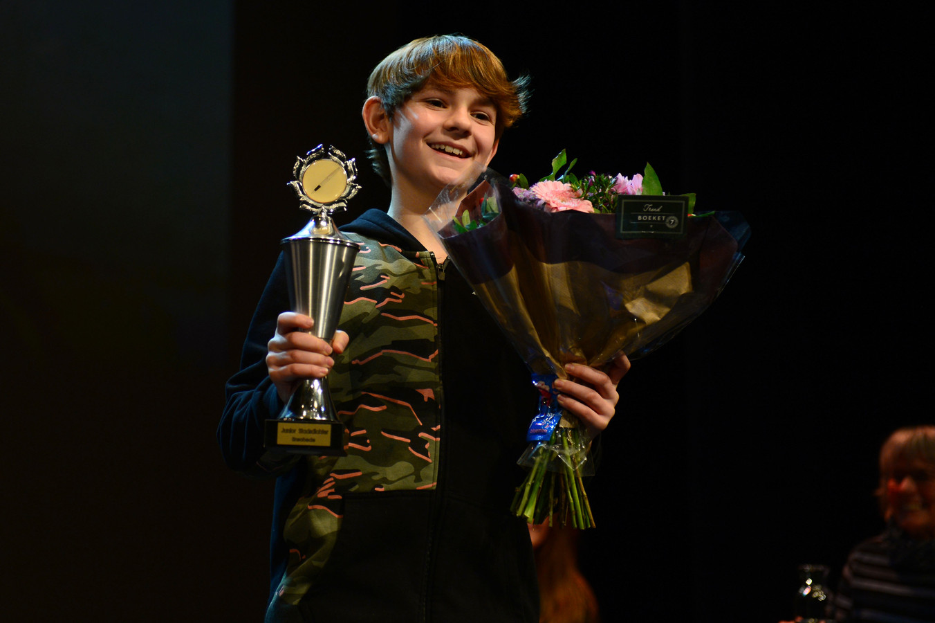 Winnaar Niels van den Berg, de nieuwe junior stadsdichter in theater Concordia.