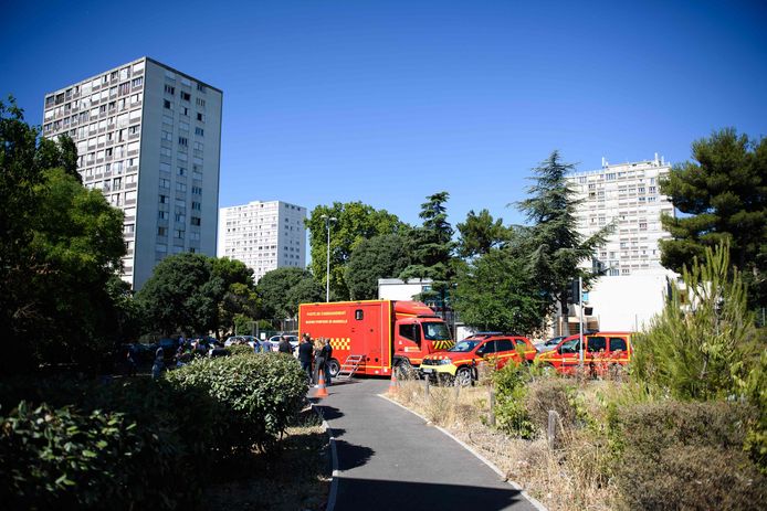 Des pompiers du Bataillon des Marins-Pompiers de Marseille se tiennent près du bâtiment où s'est déclaré l'incendie.