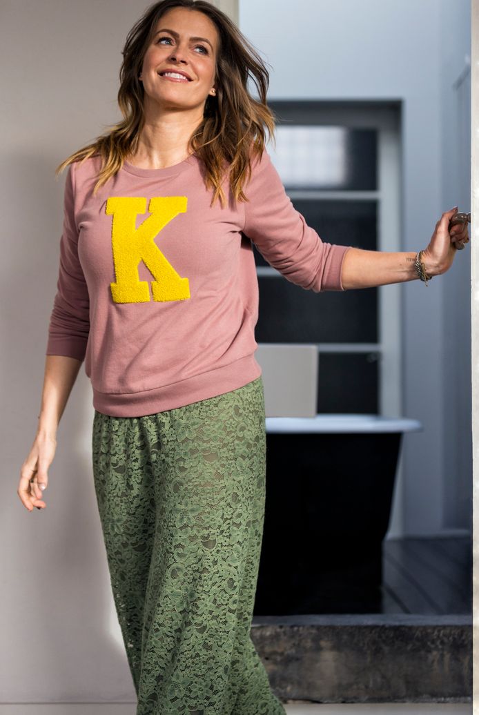 een paar Sentimenteel Nachtvlek Karen Damen ontwerpt haar eigen favoriete kleding: "Die jeans is bangelijk  goed gelukt, ik lijk er zoveel slanker in." | Mode & Beauty | hln.be