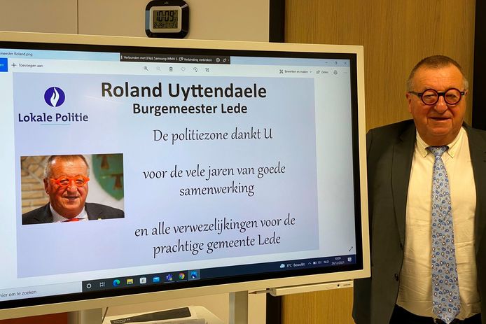 Burgemeester Roland Uyttendaele (CD&V) werd in stijl uitgewuifd na zijn allerlaatste politiecollege bij de politiezone Erpe-Mere/Lede.