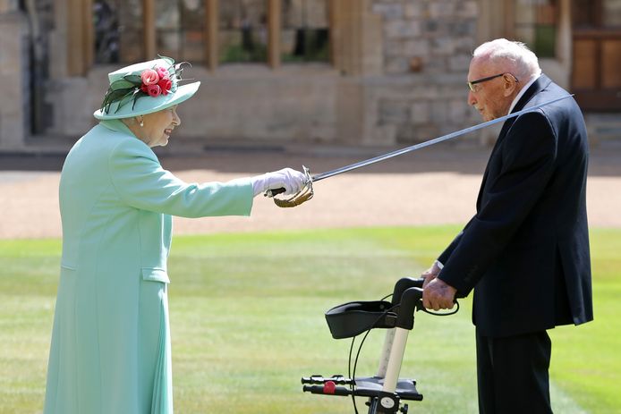 Koningin Elizabeth II riddert veteraan Captain Tom Moore.