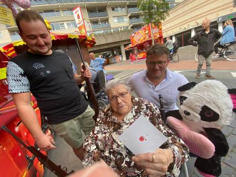 Luchtbuks Ria flikt het weer: op haar 100e schiet ze in de roos op de kermis in Tilburg