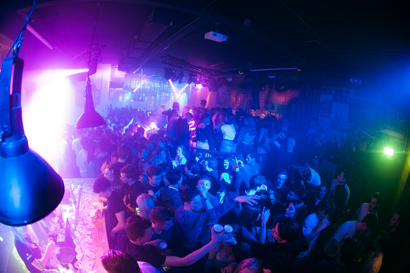 op-dezelfde-avond-stappen-in-tilburg-n-eindhoven-speciale-partybus