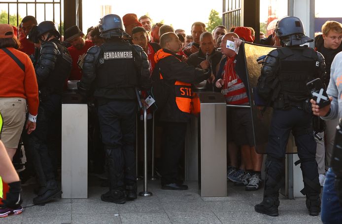 Chaos bij de ingang van het stadion voor de finale van de Champions League.