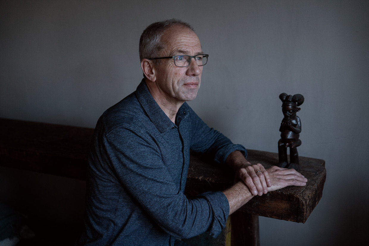 Koen Peeters: ‘Ik heb nooit eerder zo met een boek geworsteld. Ik praatte met integere, kwetsbare mensen over hoe je afscheid neemt.’ Beeld Wouter Van Vooren