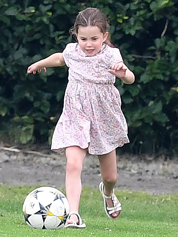 Prinses Charlotte sloeg aan het voetballen.