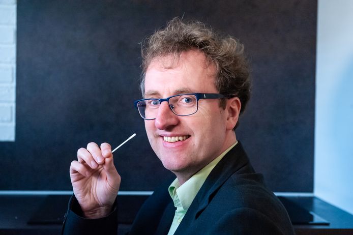 Testen moet volgens immunoloog John Jacobsveel meer gepromoot worden in de strijd tegen corona.