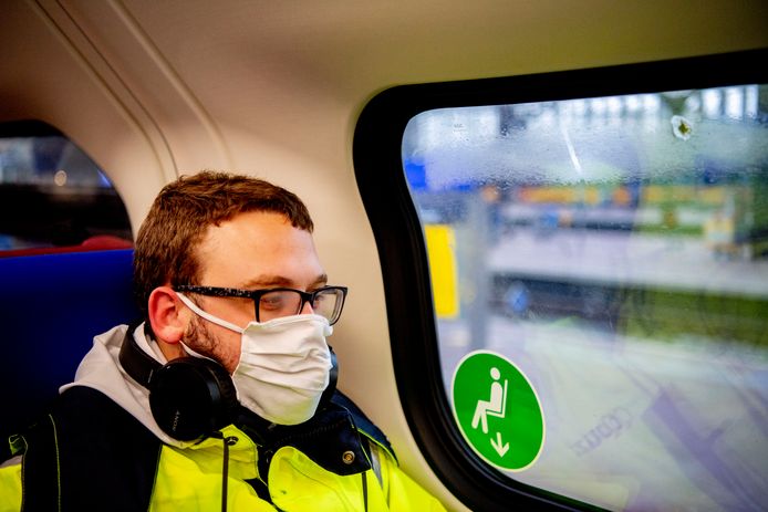 Mondkapje op in de trein. Het dragen van een mondkapje is sinds 1 juni 2020 verplicht in het openbaar vervoer (persoon op de foto heeft niets te maken met de rechtszaak).