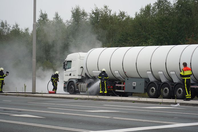 Een vrachtwagen is woensdagochtend in brand gevlogen op de Bredaseweg in Tilburg.