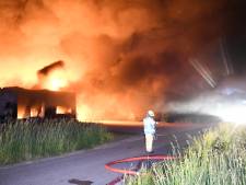 Grote brand legt schuur Oudelande volledig in de as, huis gered