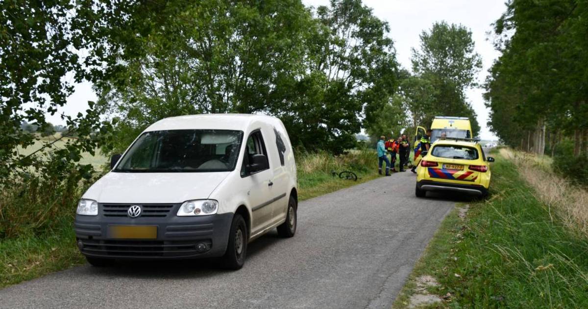 Aanrijding tussen auto en fiets op Prinsendijk in Kortgene, fietser gewond naar het ziekenhuis