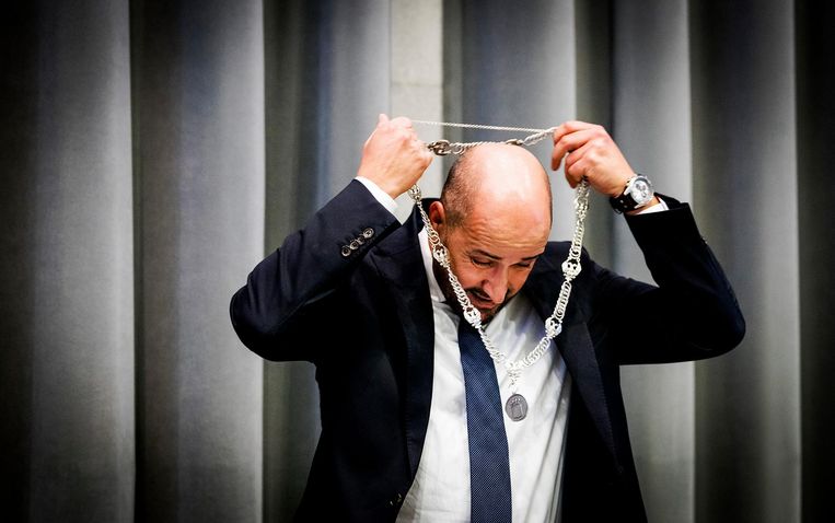 Ahmed Marcouch, burgemeester van Arnhem, doet zijn ambtsketting om. Beeld ANP